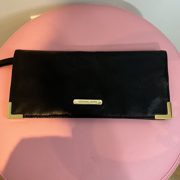 Michael Kors buttery soft leather clutch/wristlet with gold hardware - Picture 8 of 10